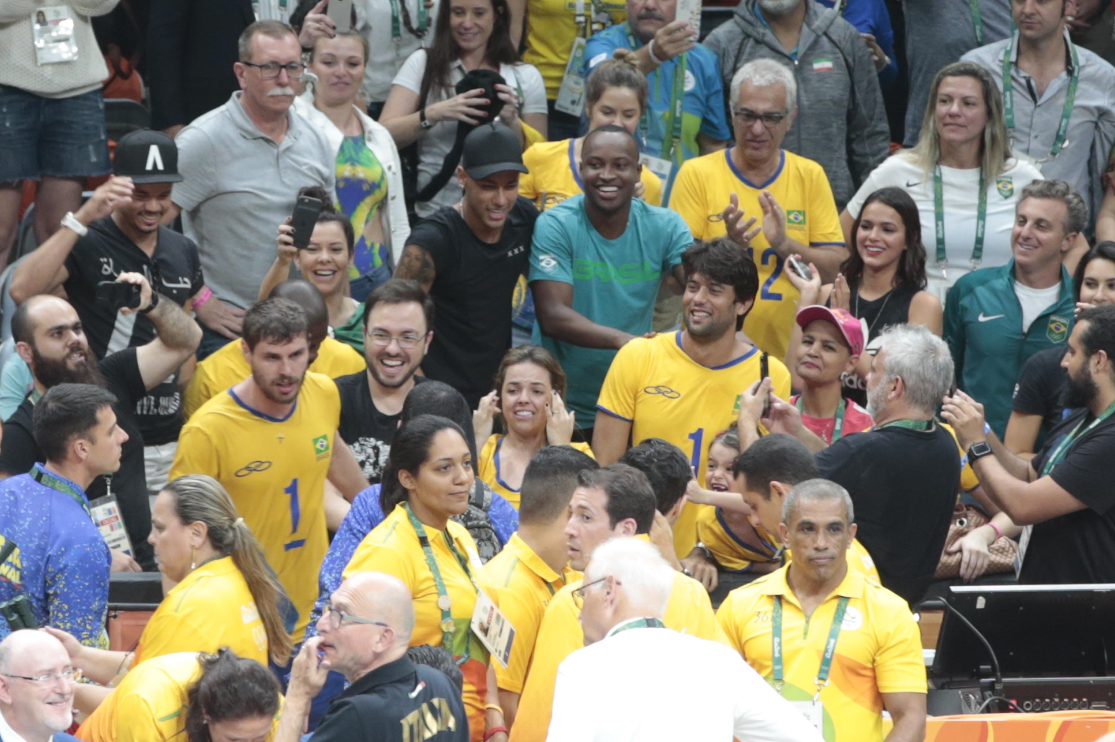 Neymar e Bruna Marquezine assistem vitória do vôlei brasileiro juntos