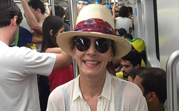 Maitê Proença posa no sorridente metrô do Rio: “Alegre pinto no lixo”