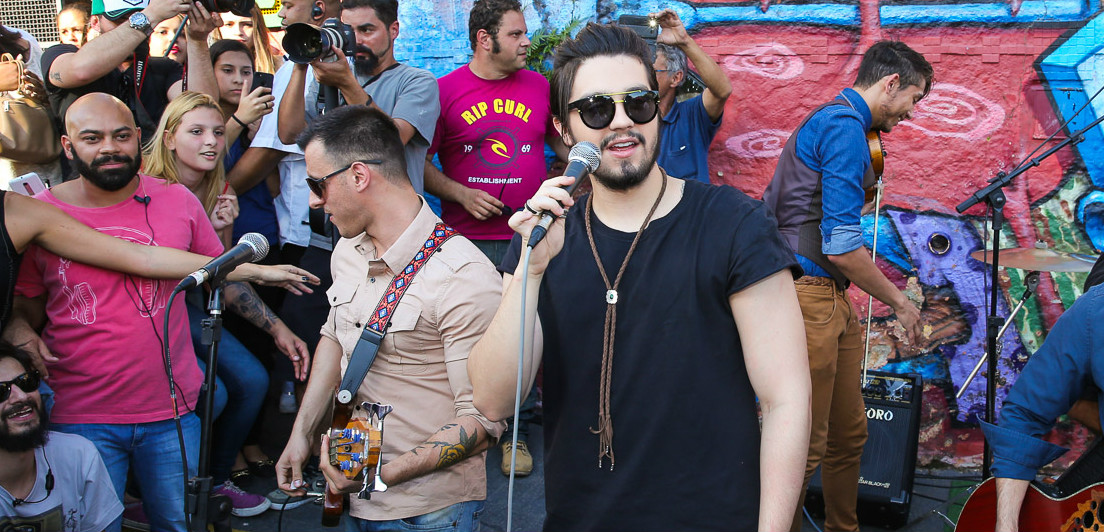 Luan Santana faz show supresa em rua da Vila Madalena, São Paulo