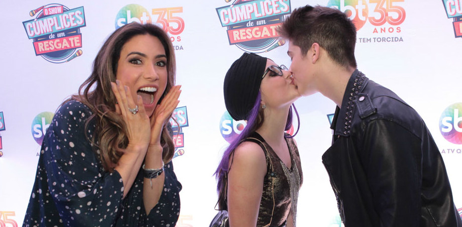 Olha o beijo! Patricia Abravanel brinca com o casal Larissa Manoela e João Guilherme