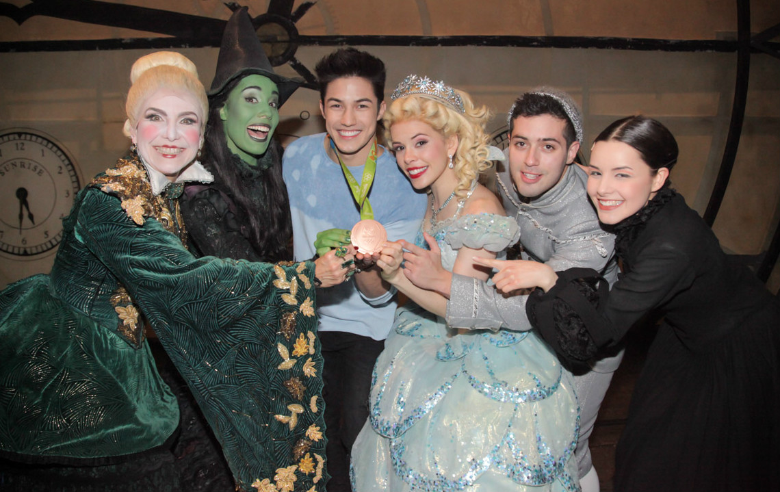 Arthur Nory, medalha de bronze na Olimpíada, prestigia o musical Wicked