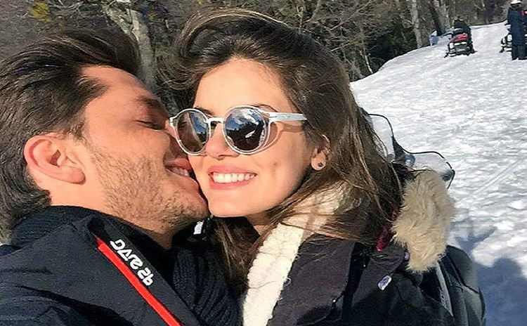 Camila Queiroz e Klebber Toledo posam juntos em Bariloche