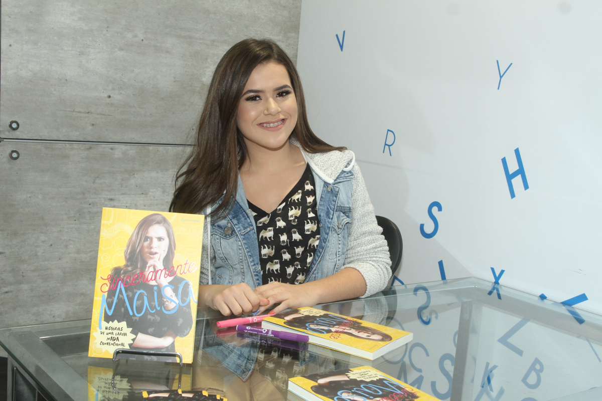 Maisa Silva lança livro com multidão de fãs em São Paulo