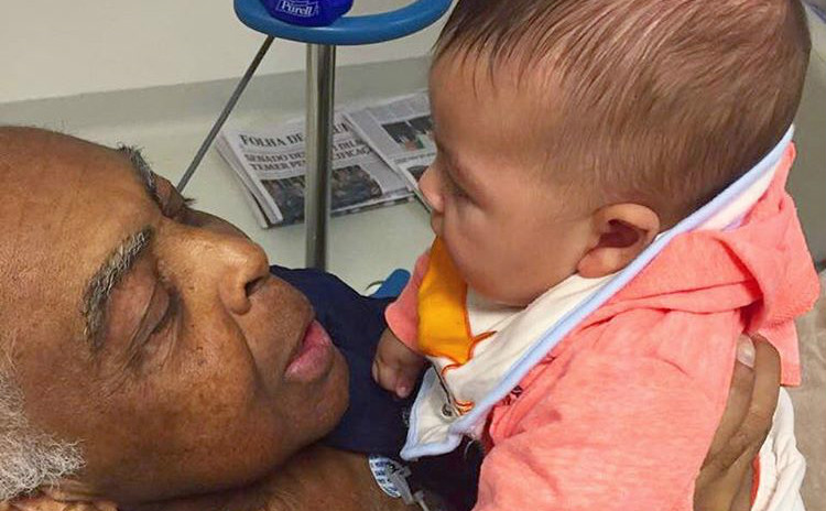 Gilberto Gil recebe visita do neto Nino, filho de Bela Gil, em hospital