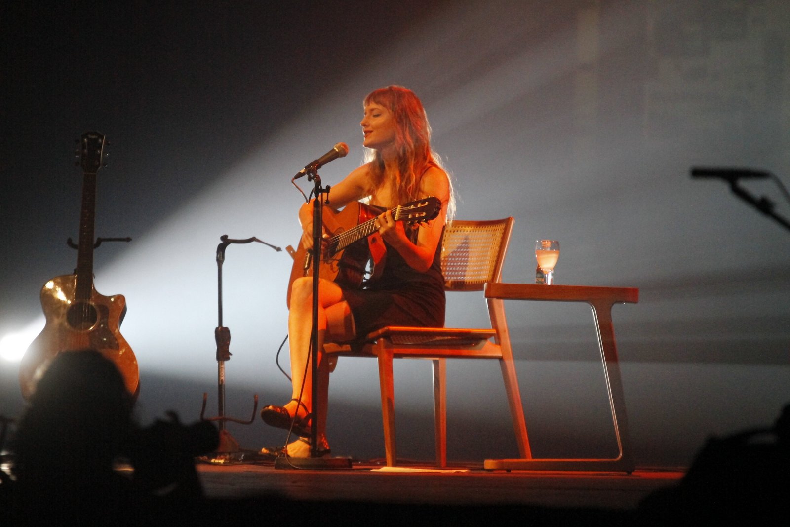 Mallu Magalhães faz show no Rio de Janeiro com presença da atriz Maria Ribeiro