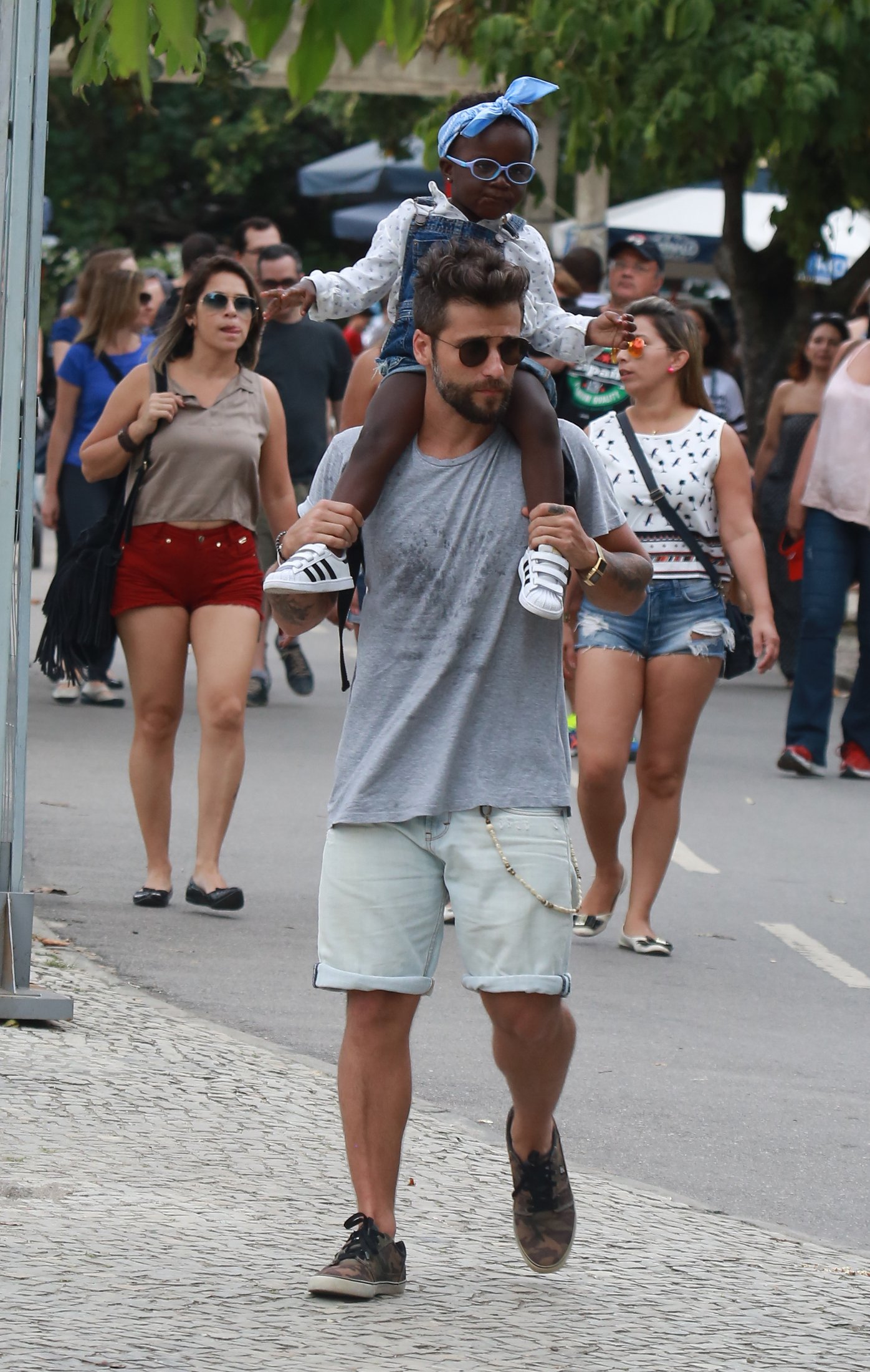 Bruno Gagliasso passeia com a filha Titi na Lagoa