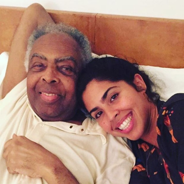 Gilberto Gil tem alta em hospital e recebe carinho da família