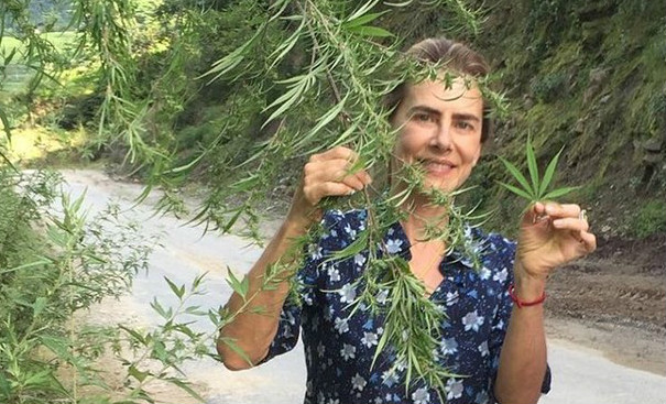 Em viagem pelo Butão, Maitê Proença mostra folha de maconha