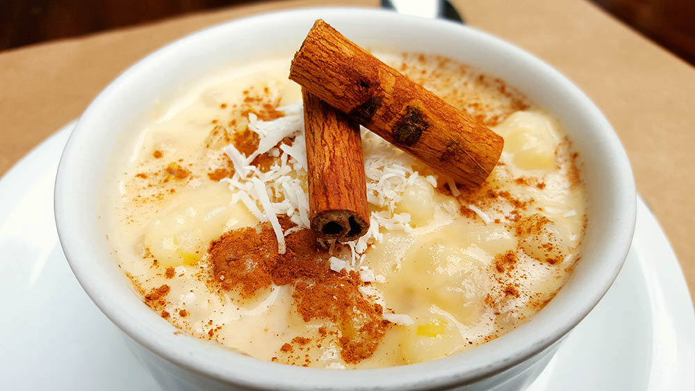 Que tal uma canjica doce com coco queimado?