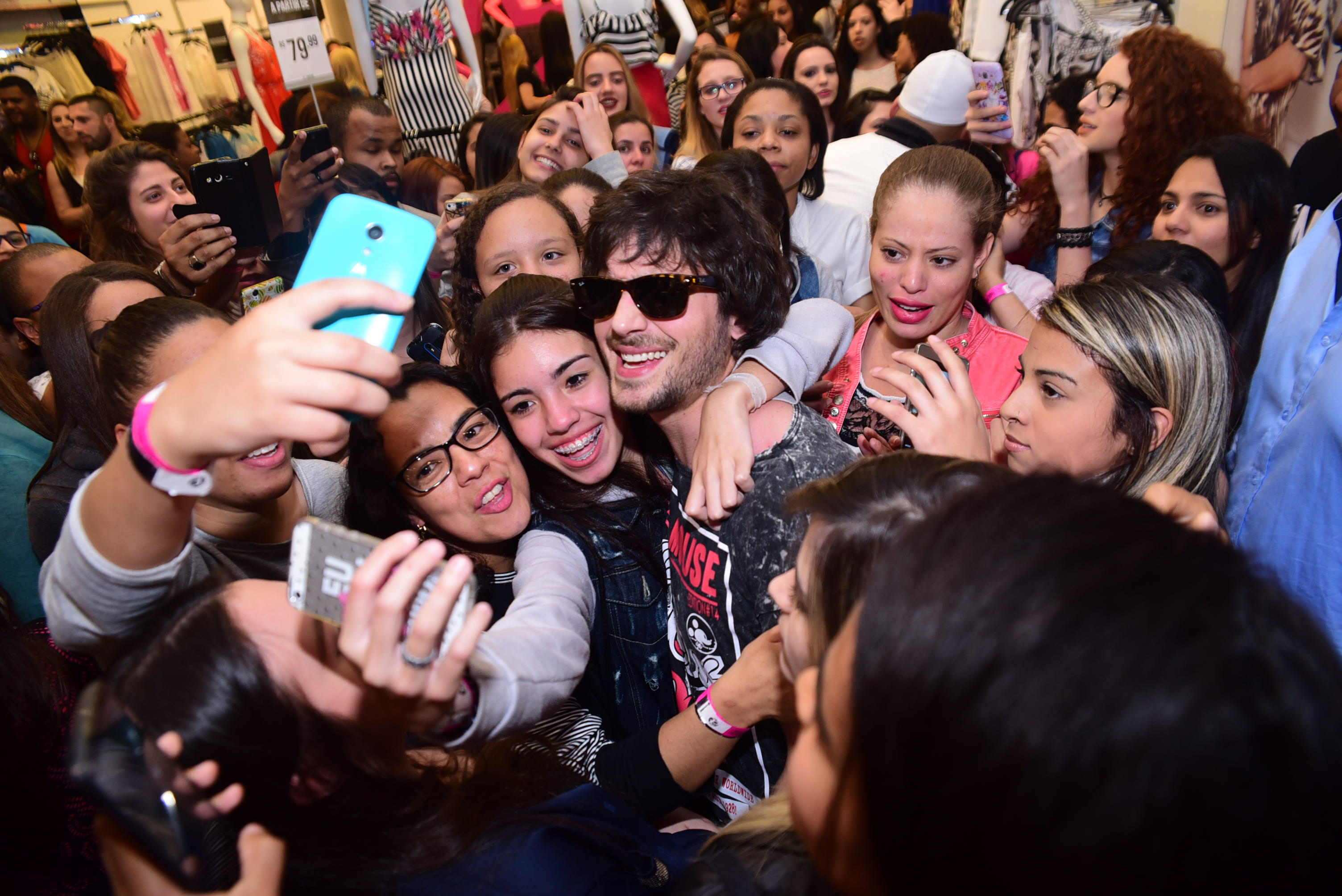 Fiuk causa tumulto ao realizar pocket show em shopping de SP