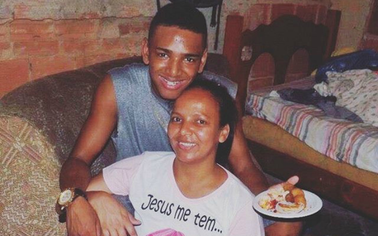 Nego do Borel posta foto com a mãe e relembra adolescência humilde