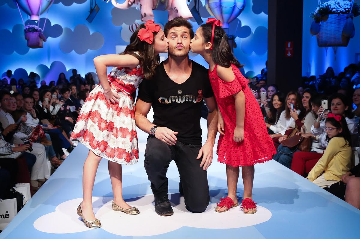 Klebber Toledo faz sucesso em desfile infantil