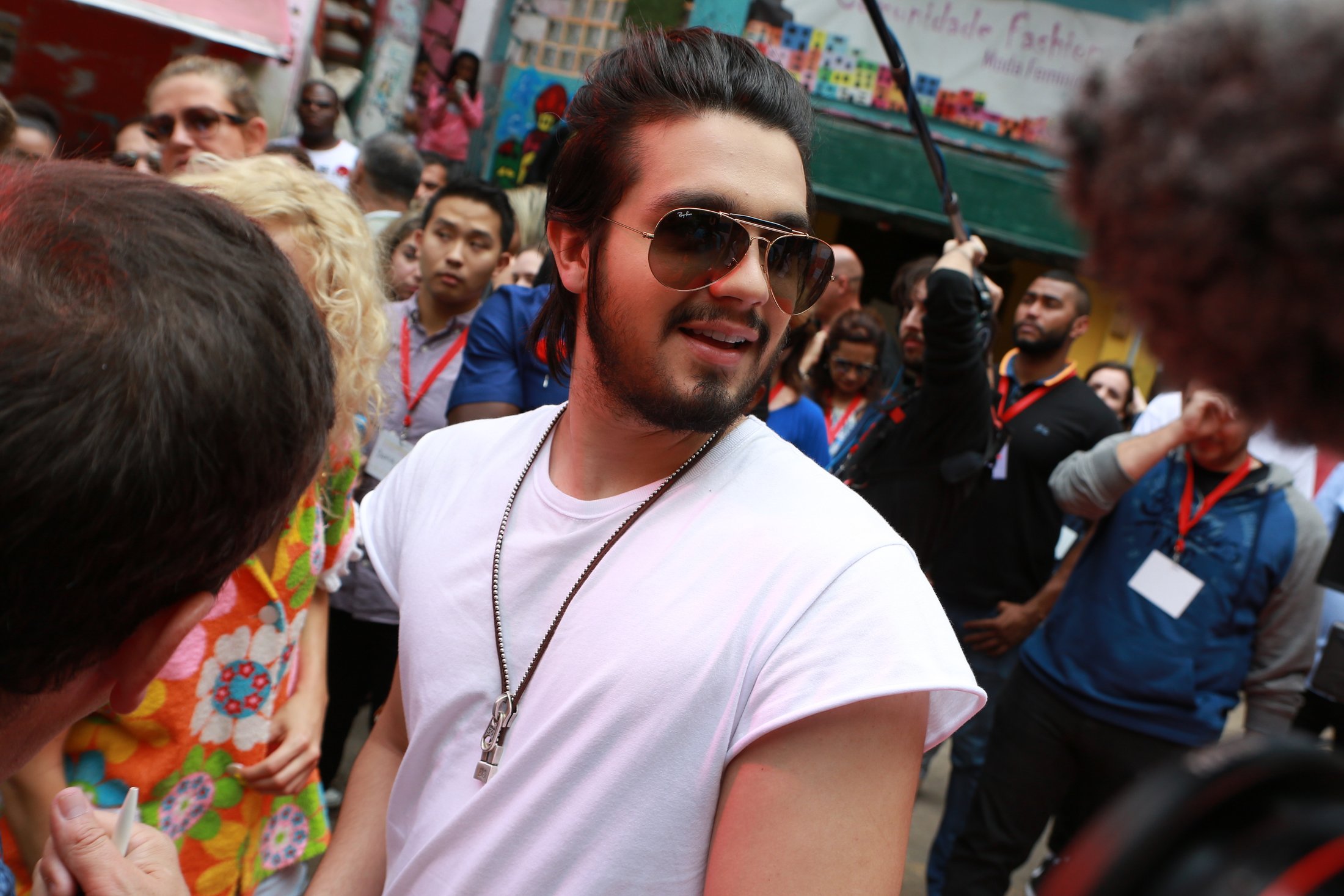Luan Santana grava videoclipe no Morro Dona Marta, no Rio