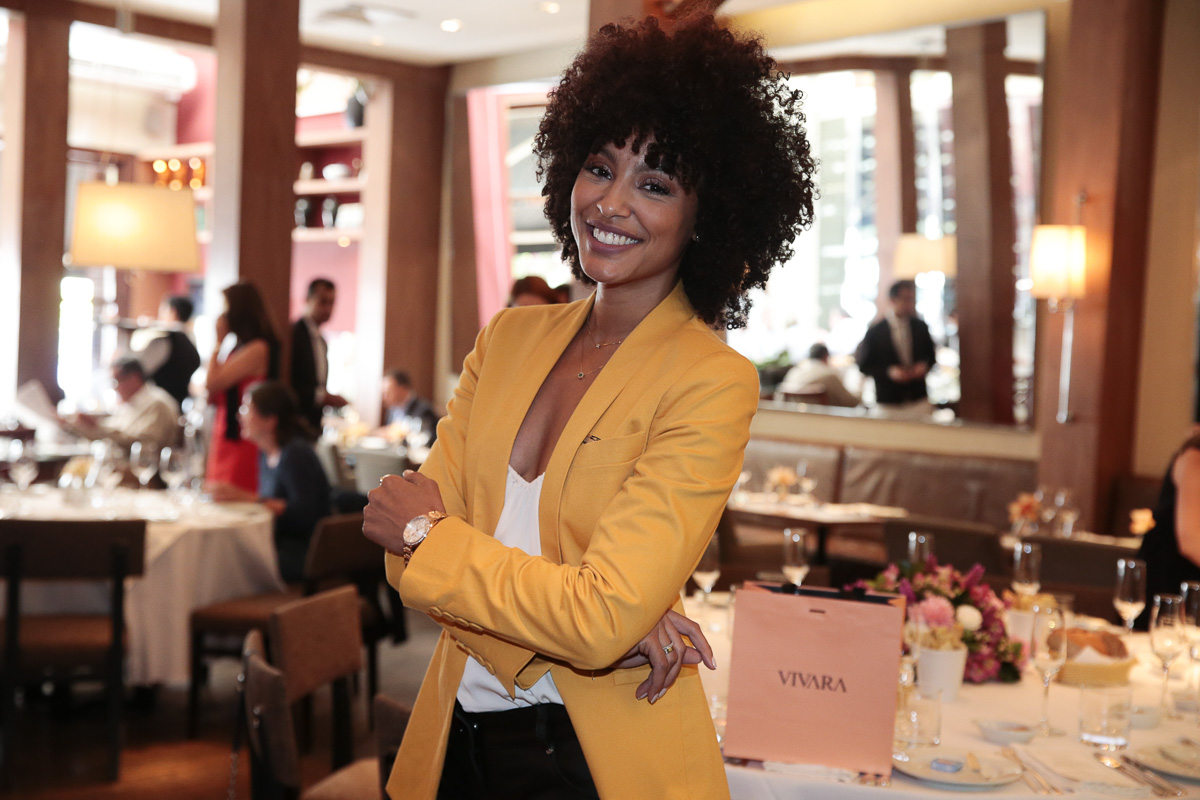 Sheron Menezzes participa de almoço beneficente