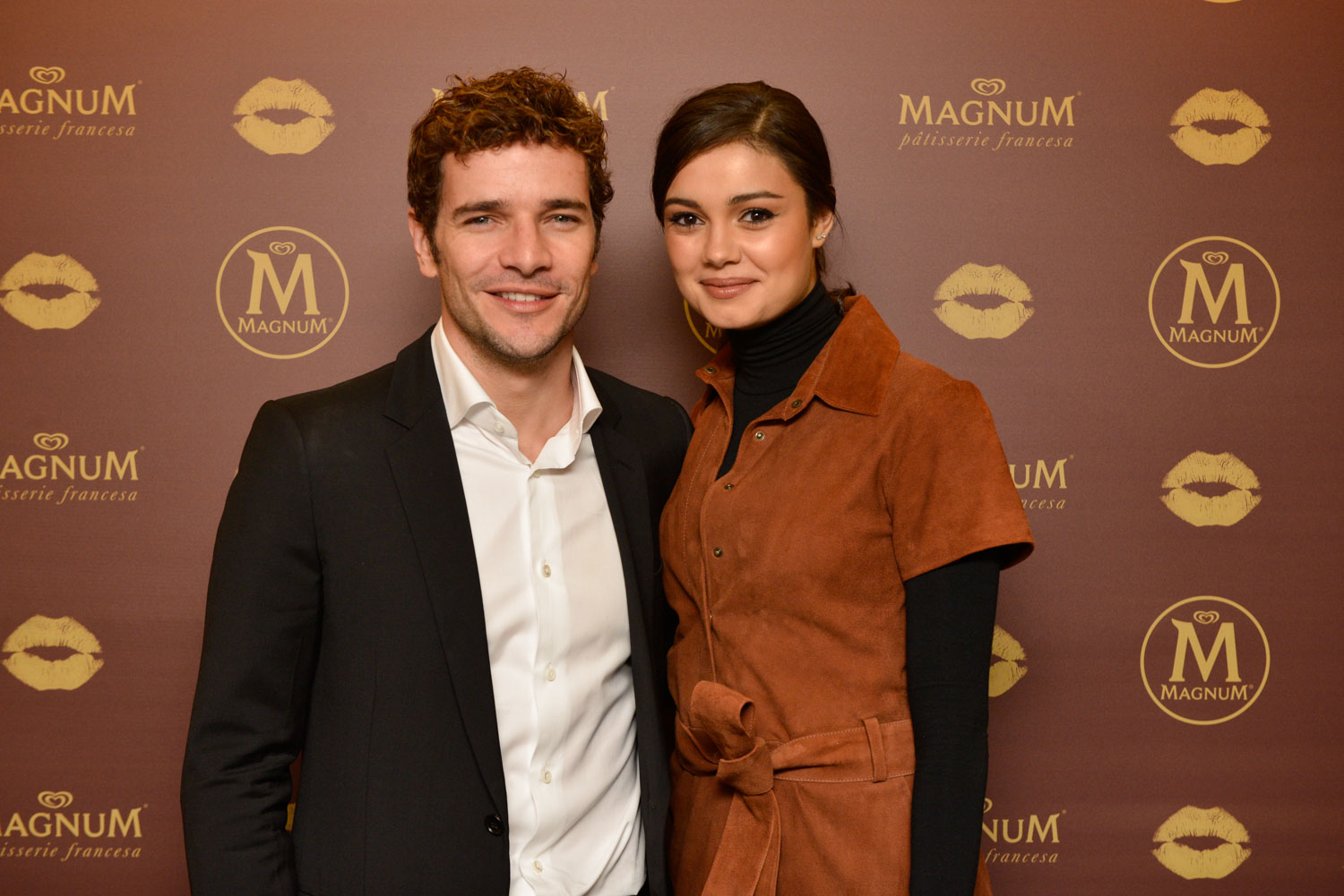 Sophie Charlotte e Daniel de Oliveira se beijam em evento