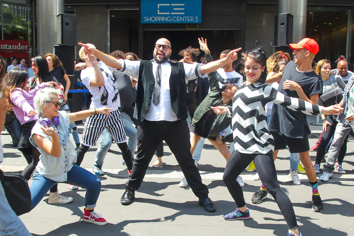 Tiago Abravanel lança música através de flashmob na Avenida Paulista