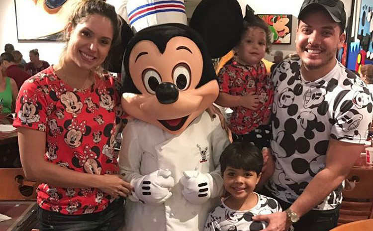Wesley Safadão curte férias com a família, na Disney