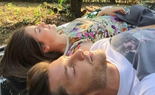 Camila Queiroz posa com Klebber Toledo: “Paz, amor, luz e sabedoria”