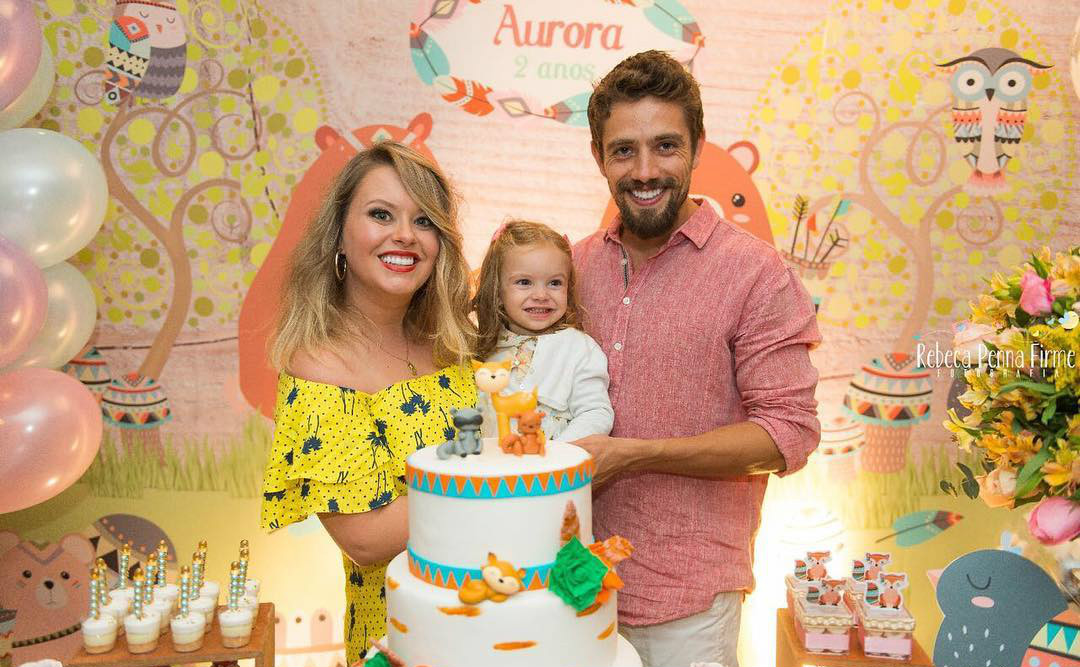 Rafael Cardoso e Mariana Bridi comemoram segundo aniversário de Aurora