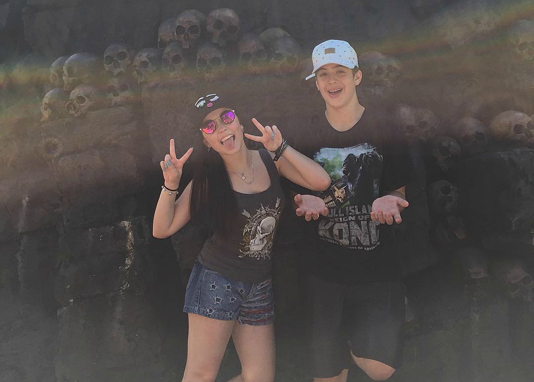 Larissa Manoela e João Guilherme se divertem em Orlando