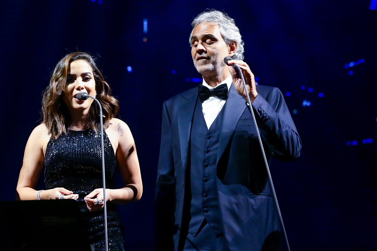 Anitta canta ao lado de Andrea Bocelli