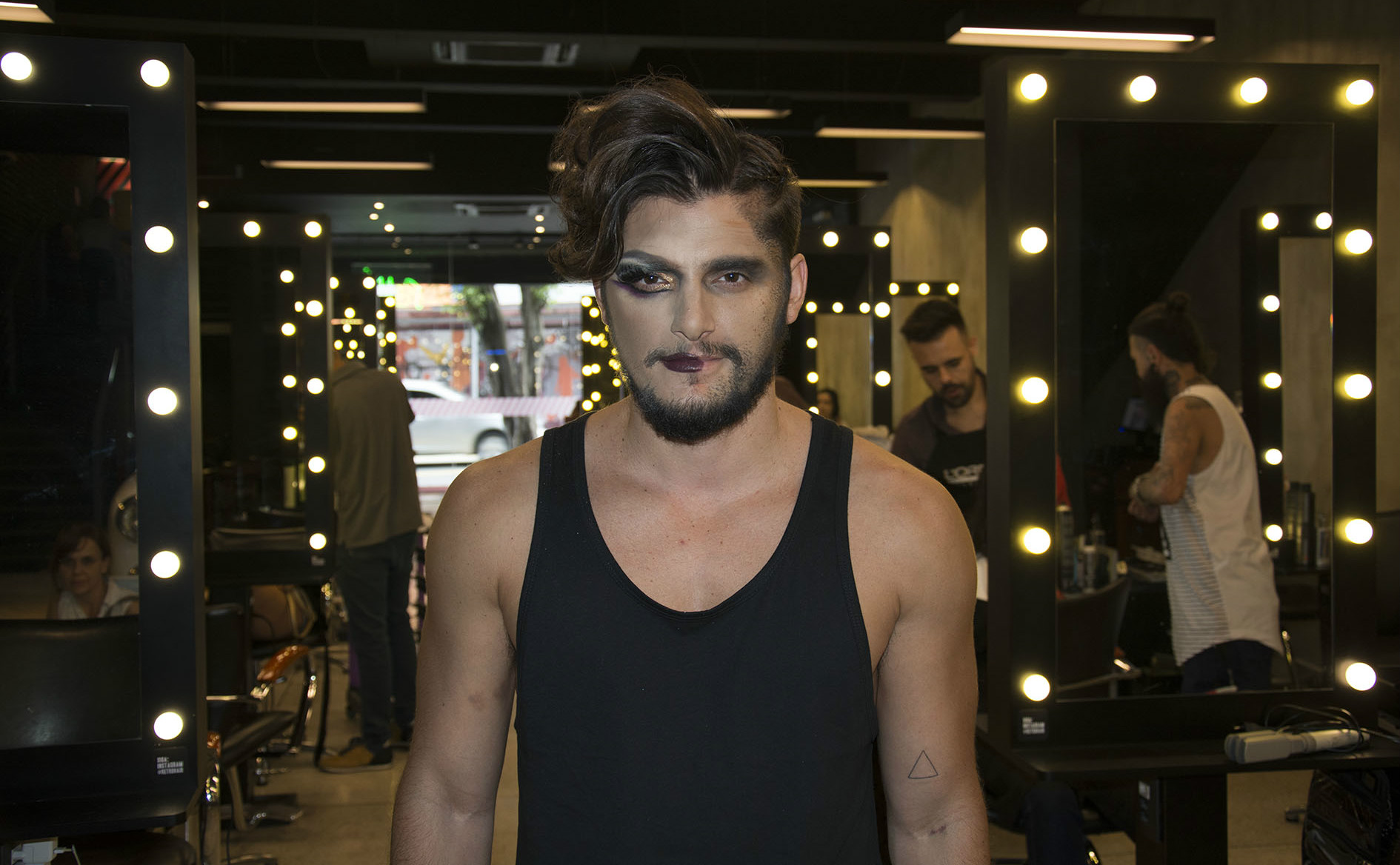 Bruno Gissoni ganha visual andrógino no teatro
