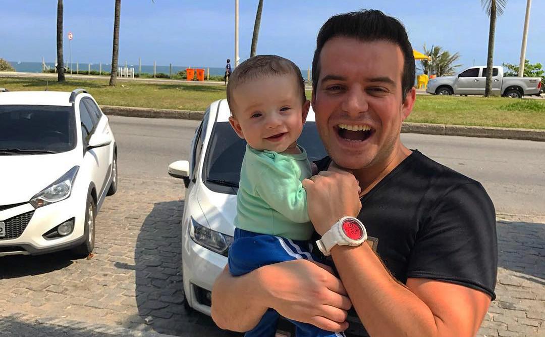 Belutti posa com o filho, Luís Miguel, durante viagem ao Rio
