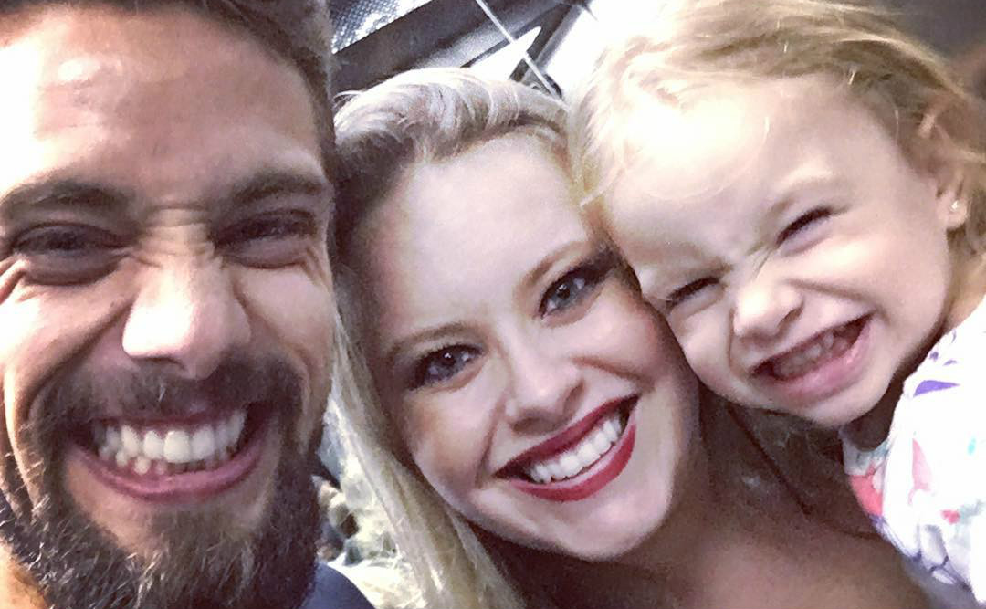 Rafael Cardoso posta foto divertida em família: “Muito amor”
