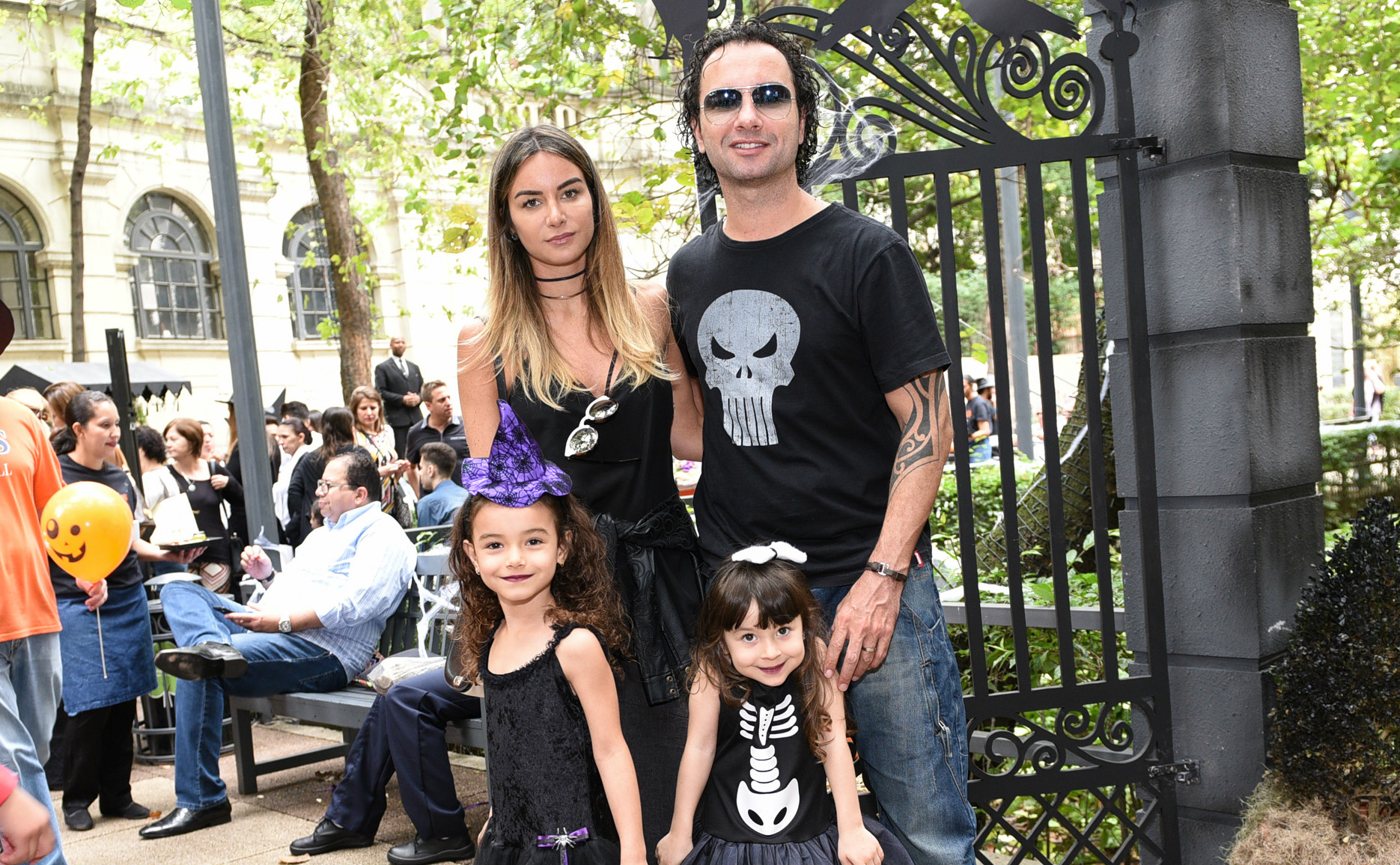 Marco Luque se diverte com a mulher e as filhas em festa de Halloween