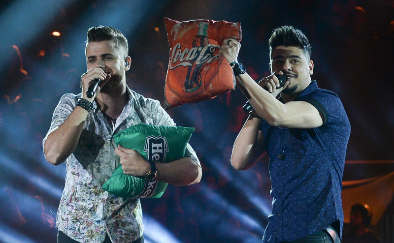 Zé Neto e Cristiano cantam Cadeira de Aço em clipe do novo DVD