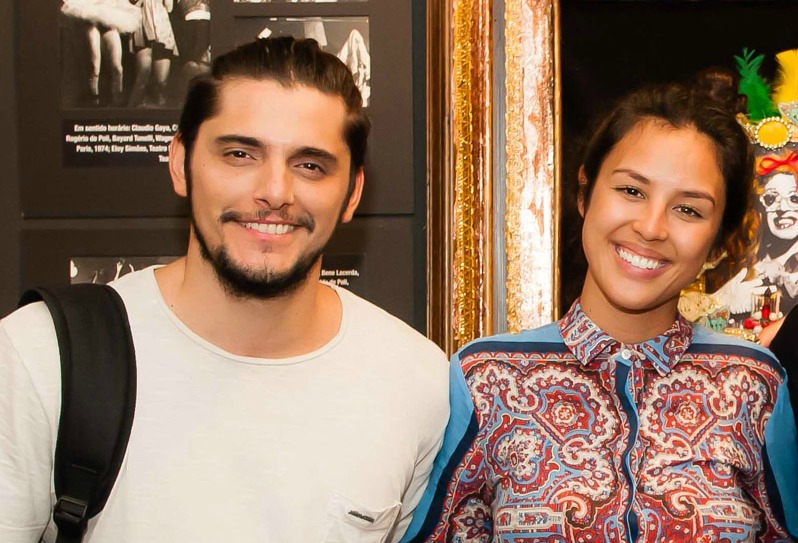 Yanna Lavigne prestigia o futuro papai, Bruno Gissoni, no teatro