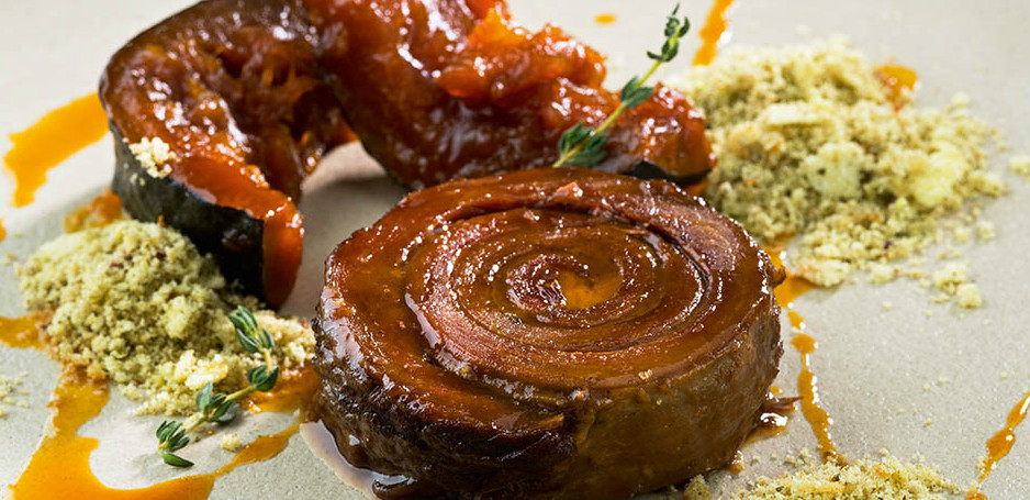 Carne com abóbora caramelada e farofa de erva-mate