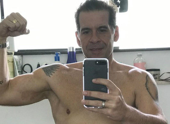 Leandro Hassum posa sem camisa e mostra braços musculosos