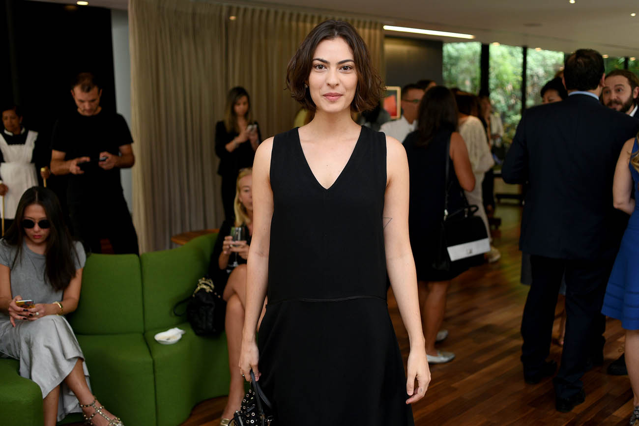 Isabel Wilker e outros famosos participam de evento