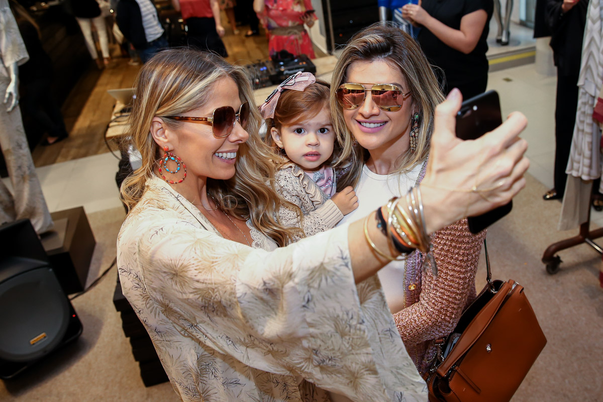 Valentina, filha de Mirella Santos e Ceará, rouba a cena em evento de moda