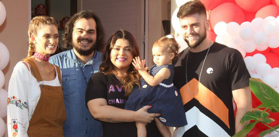 Preta Gil recebe amigos famosos para comemorar 1 ano da neta