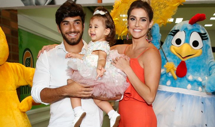 Deborah Secco festeja 1 ano de sua filha, Maria Flor, no Rio