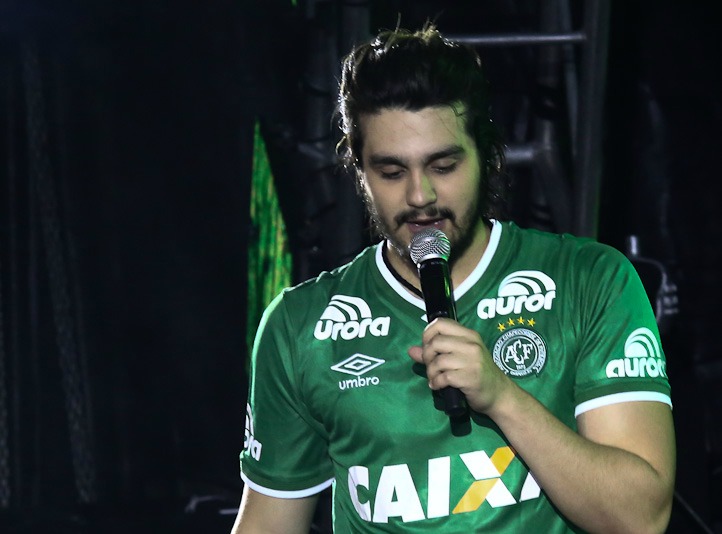 Luan Santana se apresenta com camisa do Chape em São Paulo