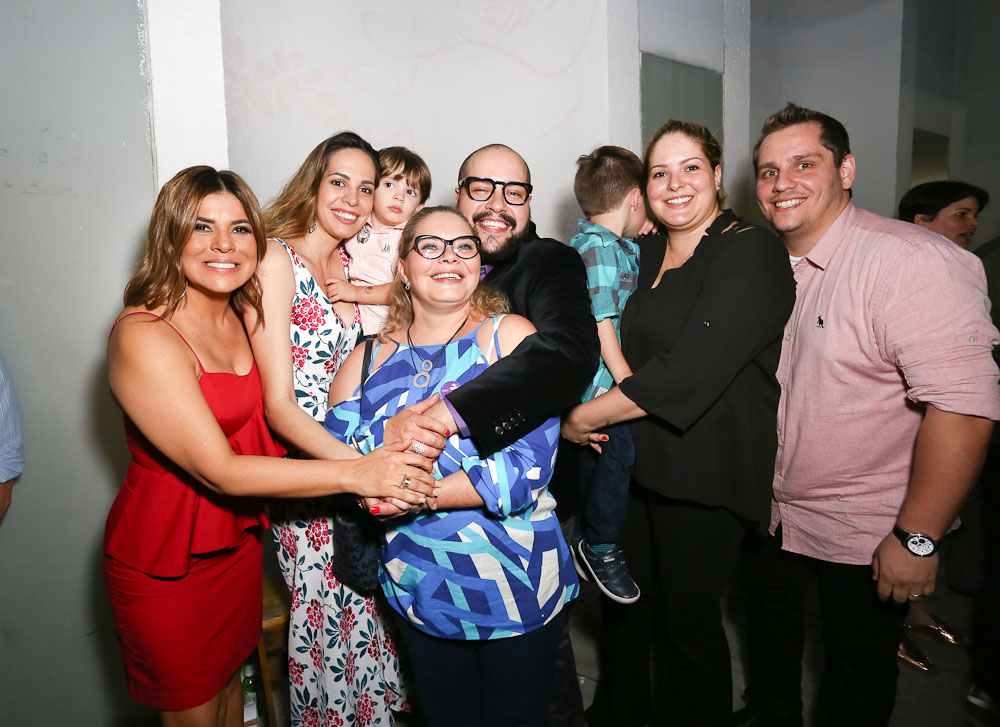 Familiares e amigos comparecem à inauguração da exposição sobre Silvio Santos