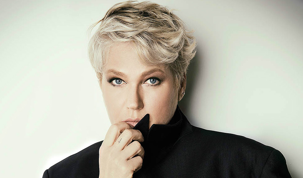Xuxa estrela ensaio com tendência oversized