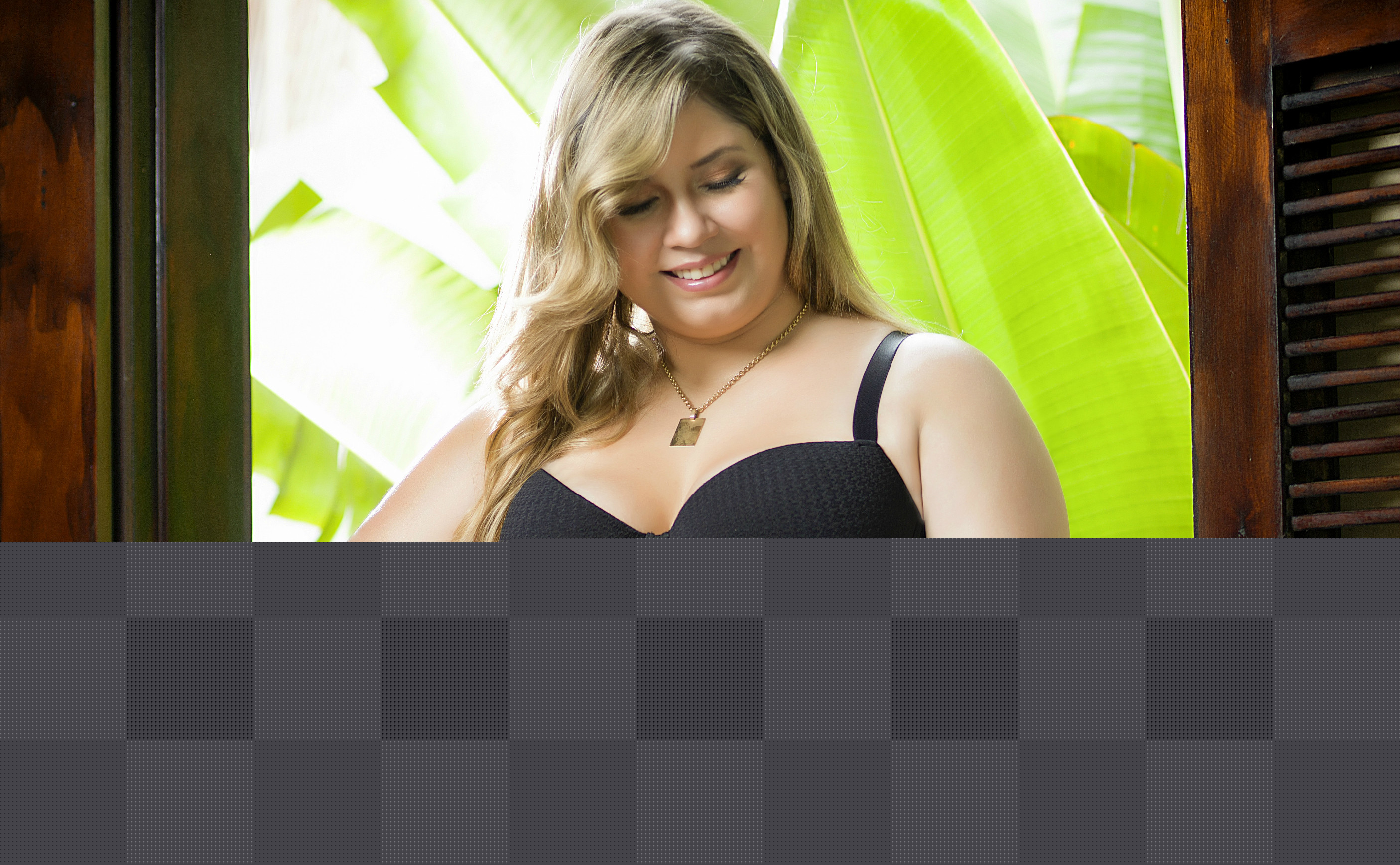 Marília Mendonça posa para linha de lingerie plus size