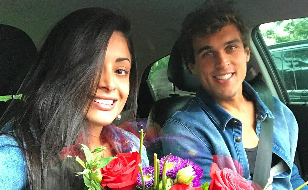 Felipe Roque presenteia Aline Riscado com flores