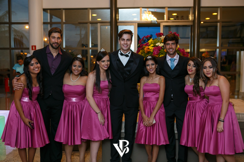 Marcos Pitombo, Paulo Dalagnoli e Victor Pecoraro viram príncipes em baile debutante