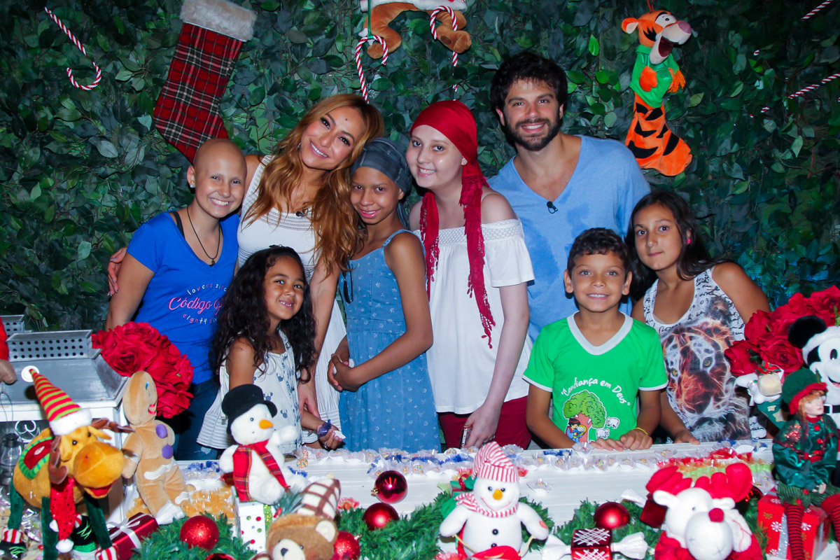 Sabrina Sato e Duda Nagle participam de festa de Natal beneficente