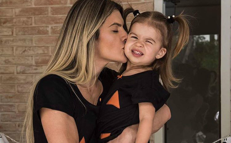 Valentina dá show de fofura ao dançar com a mãe, Mirella Santos
