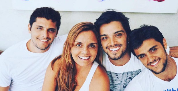 Rodrigo e Felipe Simas e Bruno Gissoni repetem foto de infância