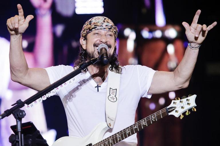 Tombo coletivo: Bell Marques é derrubado por segurança e fã em show