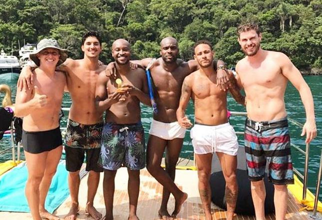 Luciano Huck aproveita início do ano ao lado de Neymar e outros astros