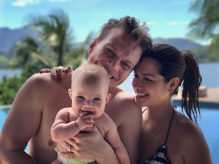 Michel Teló se despede das férias com foto em família