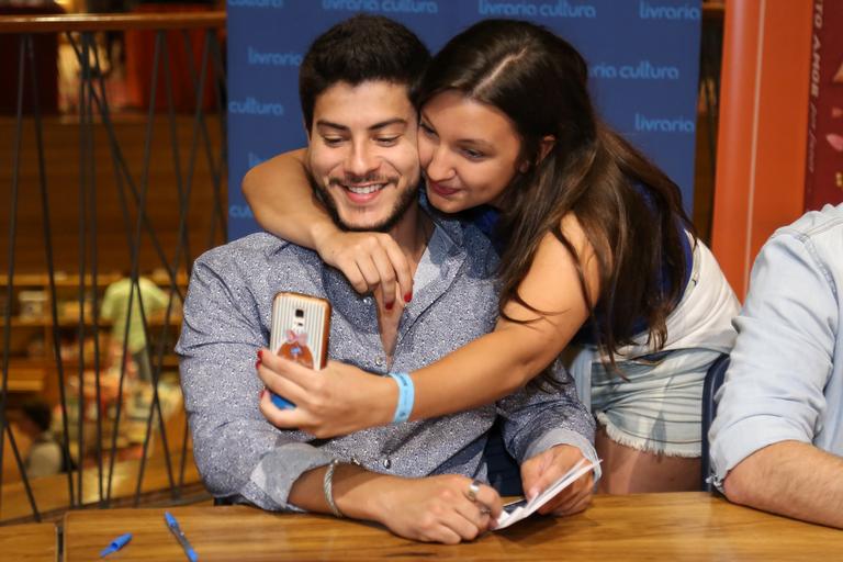 Arthur Aguiar lança livro e arranca lágrimas das fãs